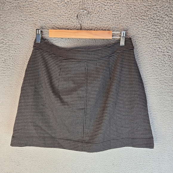Treasure & Bond Women's Mini Skirt Sz M Black-Gray Houndstooth Front Button - Picture 6 of 10